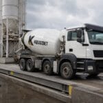 Чому вага куба бетону критично впливає на вартість вашого будівництва?