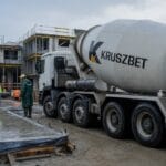 Чи можна заливати бетон у дощ, мороз або спеку без втрати якості?